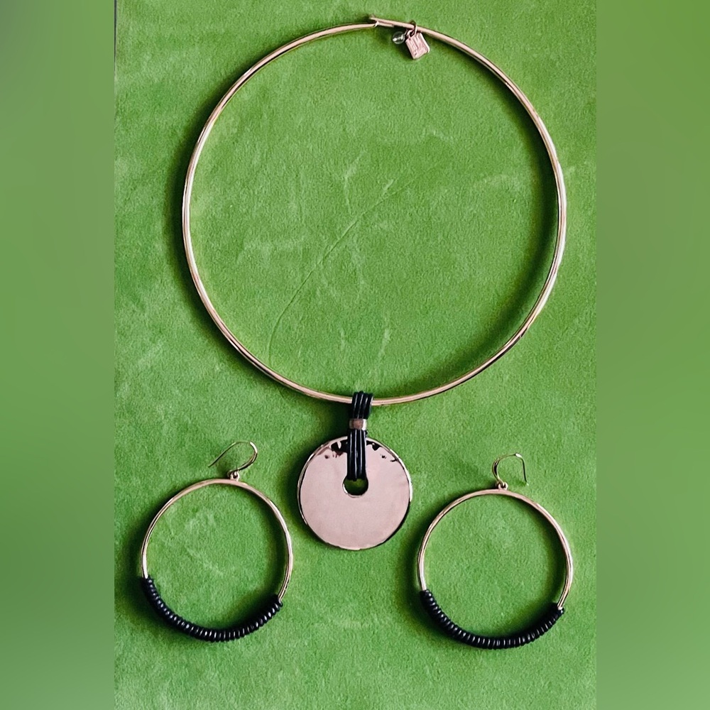 ROBERT LEE MORRIS CHOKER WITH GOLD PLATED & LEATHER PENDANT/HOOP LEATHER EARRING